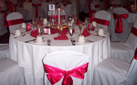 round table with red ribbons and napkins