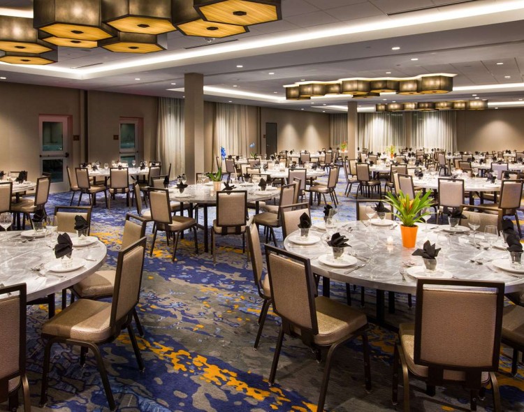 Large space for receptions, parties, anniversaries, and businesswith carpet floors and round tables
