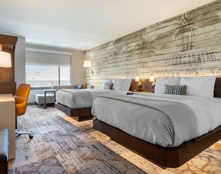 2 Queen Beds with Bathtub
