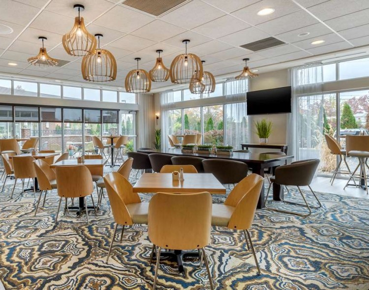hotel restaurant seating area