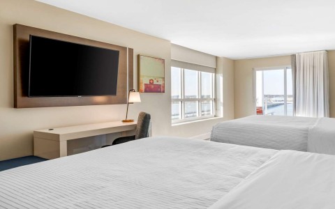 Guest room with queen bed(s) facing flat screen tv
