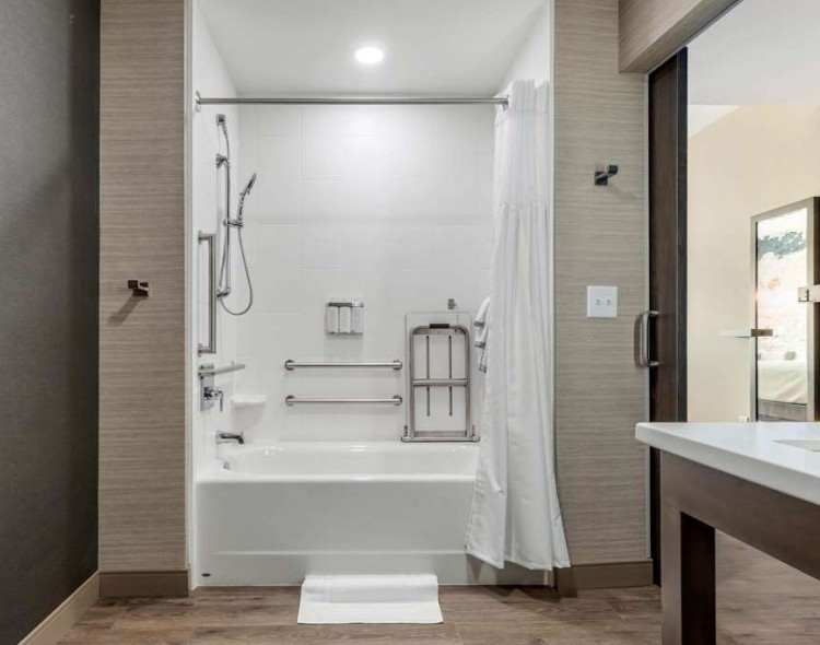 1 King Bed, Accessible