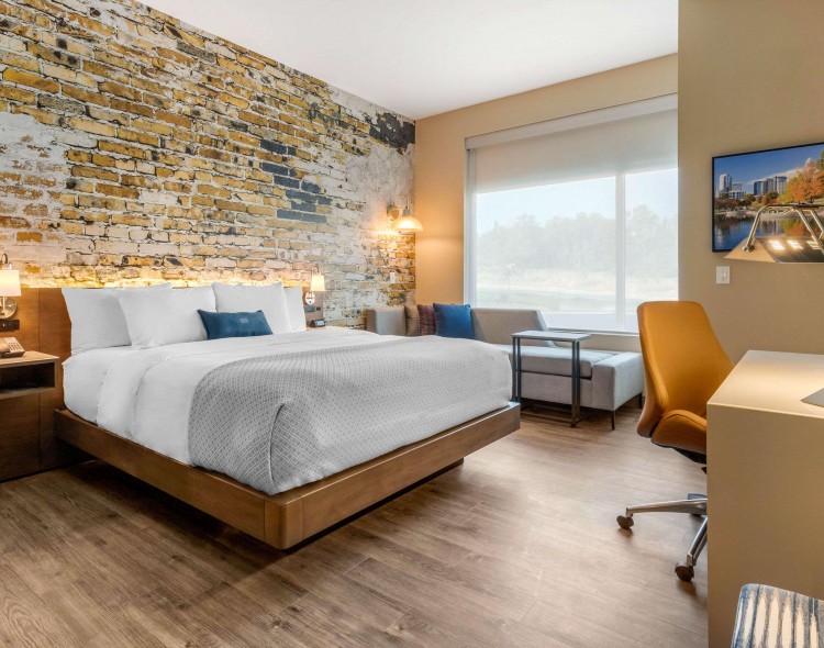 1 King Bed, Accessible