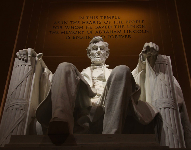 statue of abraham lincoln at the lincoln memorial