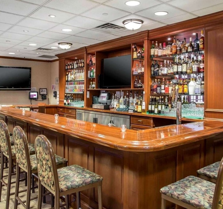 Cocktail lounge