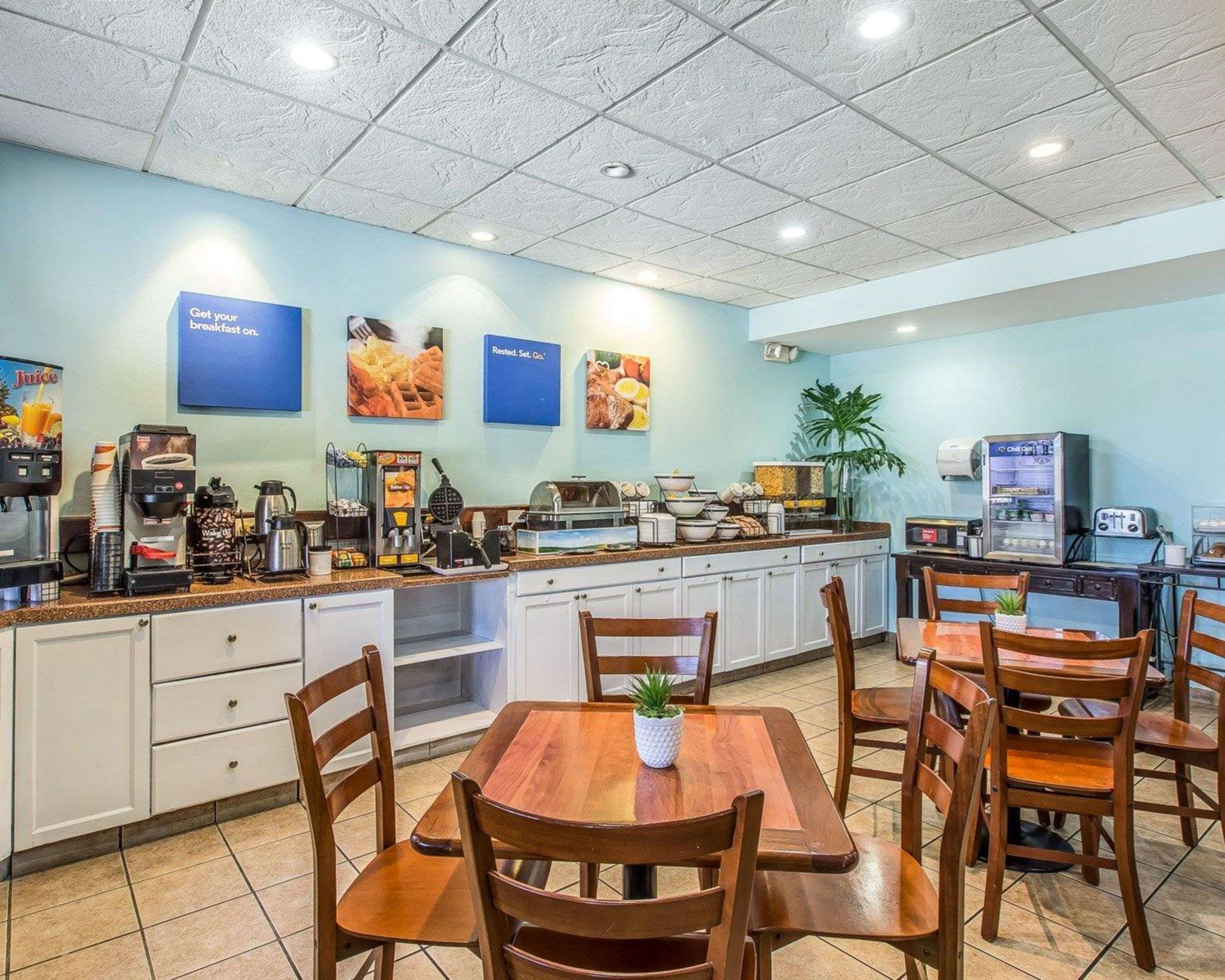 breakfast seating area with breakfast counter
