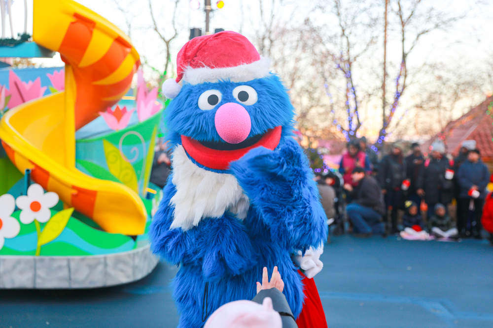 a very furry christmas at sesame place