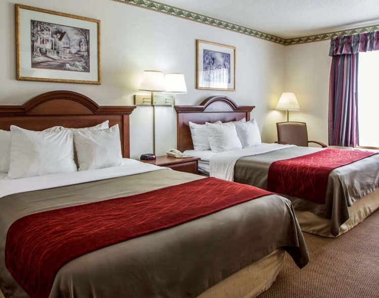 Guest room with queen beds