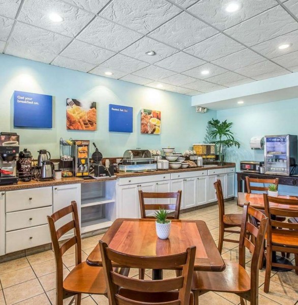 breakfast seating area with breakfast counter