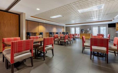 the breakfast and dining area