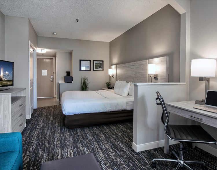 comfort chincoteague rooms deluxeviewaccessible1kingbed 3