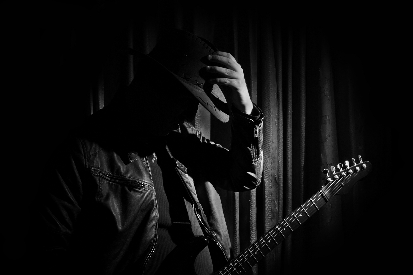 gallery Black and white image of a musician with his guitar 