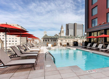 Swimming pool area in a hotel of Atlanta at daytime
