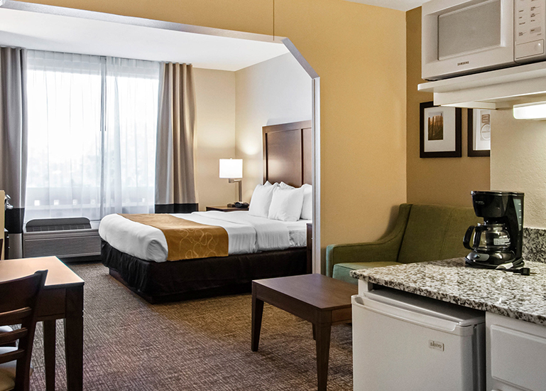 confortsuitesmaingateseast homepage rooms